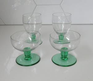 Niet of onleesbaar gesigneerd - Vier Belgische art deco glaasjes met Anna groene stok en voet kopen? Bied vanaf 10!