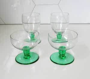 Niet of onleesbaar gesigneerd - Vier Belgische art deco glaasjes met Anna groene stok en voet verkocht voor € 10!