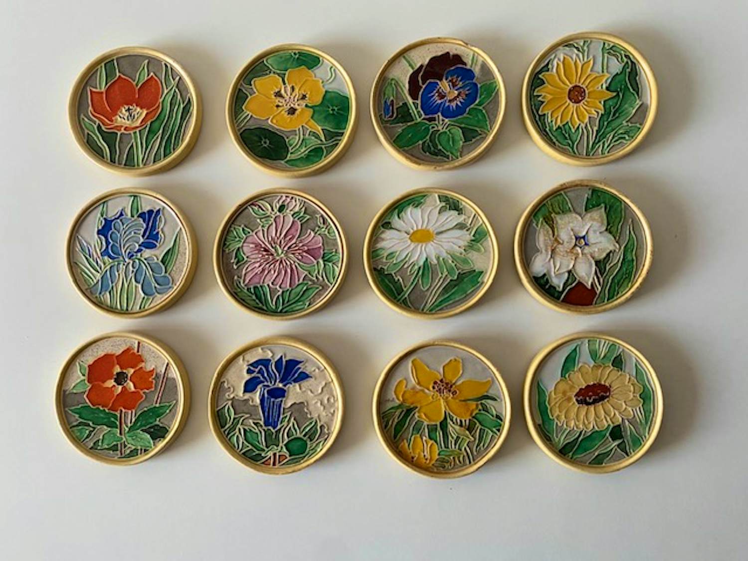 Faience- en Tegelfabriek Westraven - 12 polychrome geglazuurde cloisonné-onderzetters Dirk Zwanink tussen 1923-1934 kopen? Bied vanaf 100!