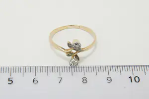 32- Elegante 14krt goud & diamanten "cross-over" ring met 0.30ct oud slijpsel kopen? Bied vanaf 160!