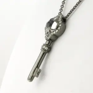 18k goud zwart gerodineerd collier en hanger met bergkristal en diamant kopen? Bied vanaf 710!