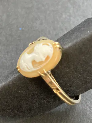 14 karaats geelgouden ring met camee kopen? Bied vanaf 85!