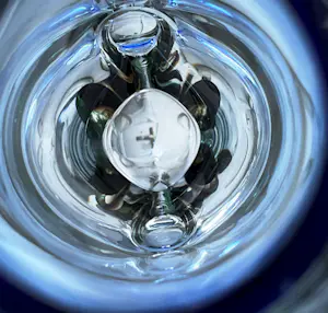 Adam Jablonski - Ornamental vase "Demure" kopen? Bied vanaf 150!