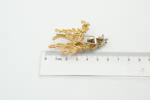 97 - Chique 18 karaat geel gouden Veulen broche met angel skin koraal en diamant kopen? Bied vanaf 3500!