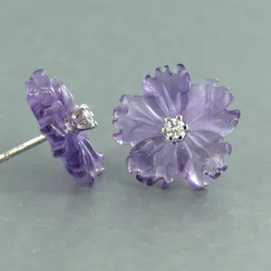 18k gouden oorknoppen met bloem vorm geslepen amethist en diamant kopen? Bied vanaf 185!