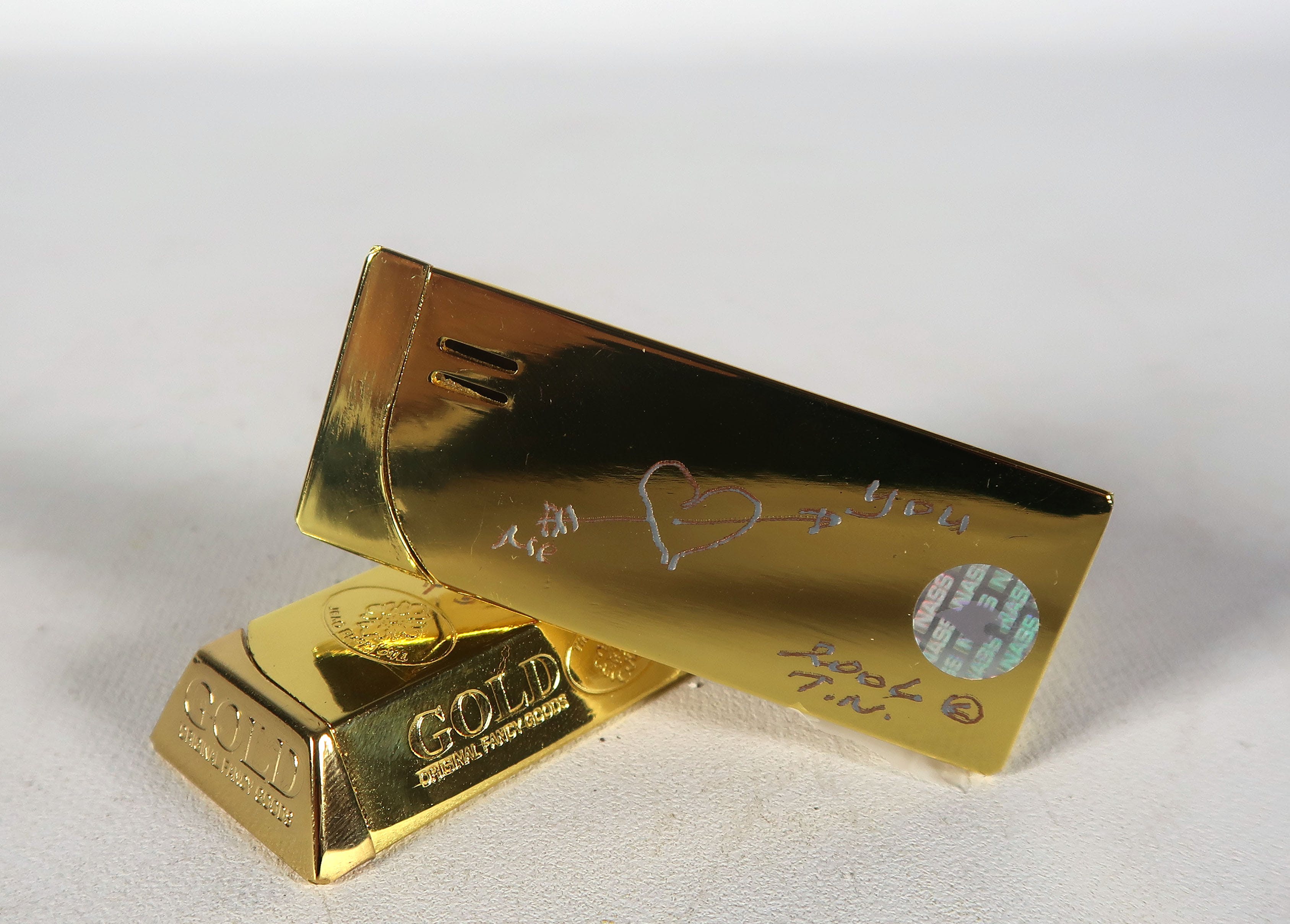 Ted Noten - 2 Gegraveerde aanstekers ''Mouse ... smoking'' en ''Me love you'' verkocht voor € 100!