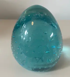 Niet of onleesbaar gesigneerd - Studio glazen presse papier ei-vorm gesigneerd Wils - 2004 kopen? Bied vanaf 1!