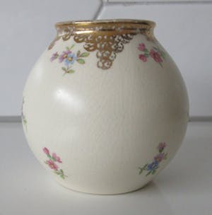 Plateelbakkerij Zuid-Holland - Miniatuur platelen bolvaasje met floraal decor kopen? Bied vanaf 12!