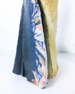 Willemijn van der Meer - Set van 2 keramieken sculpturen, Dames in jurk kopen? Bied vanaf 250!