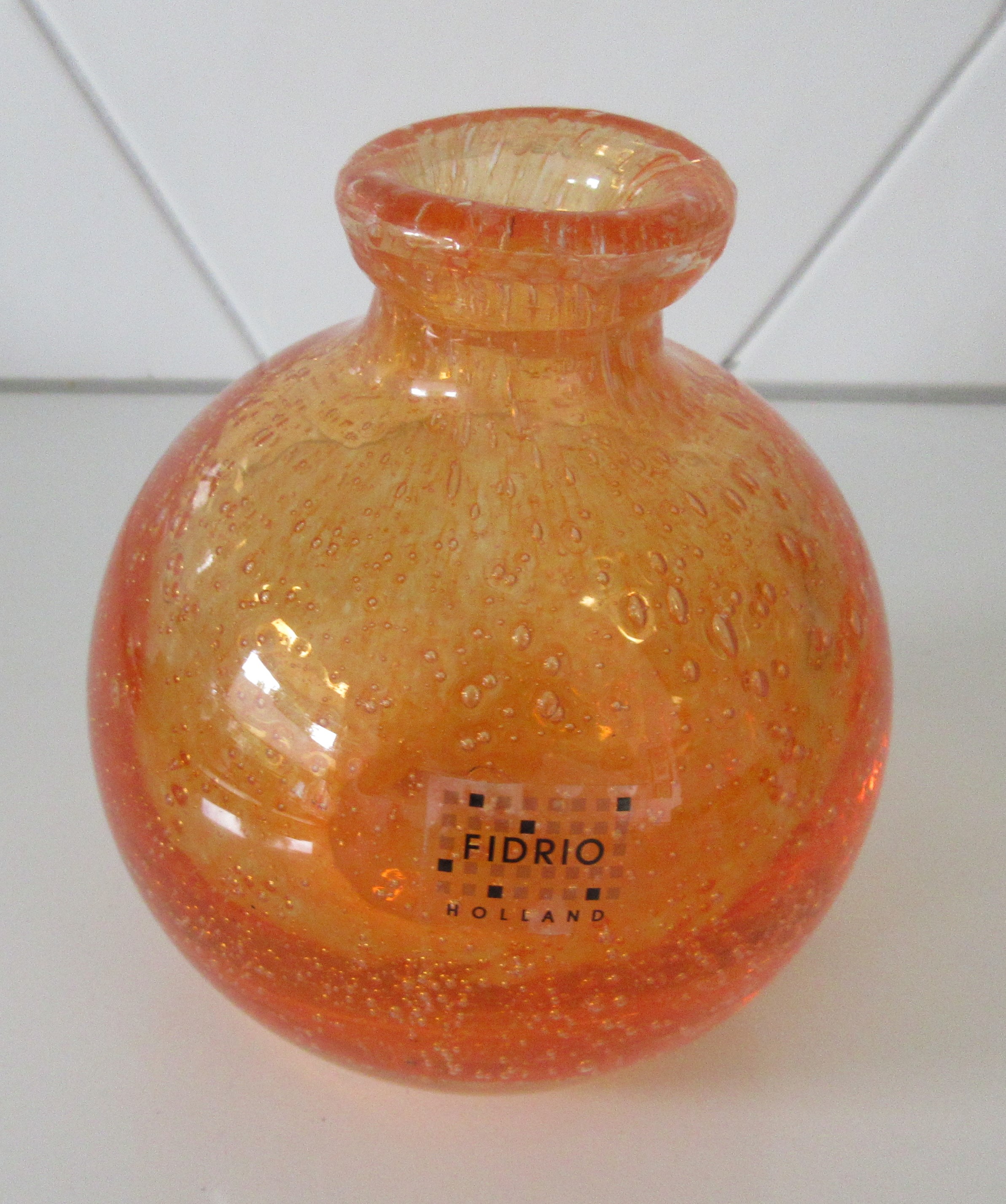 Niet of onleesbaar gesigneerd - Fidrio hand geblazen oranje glazen bubbel bolvaasje kopen? Bied vanaf 1!