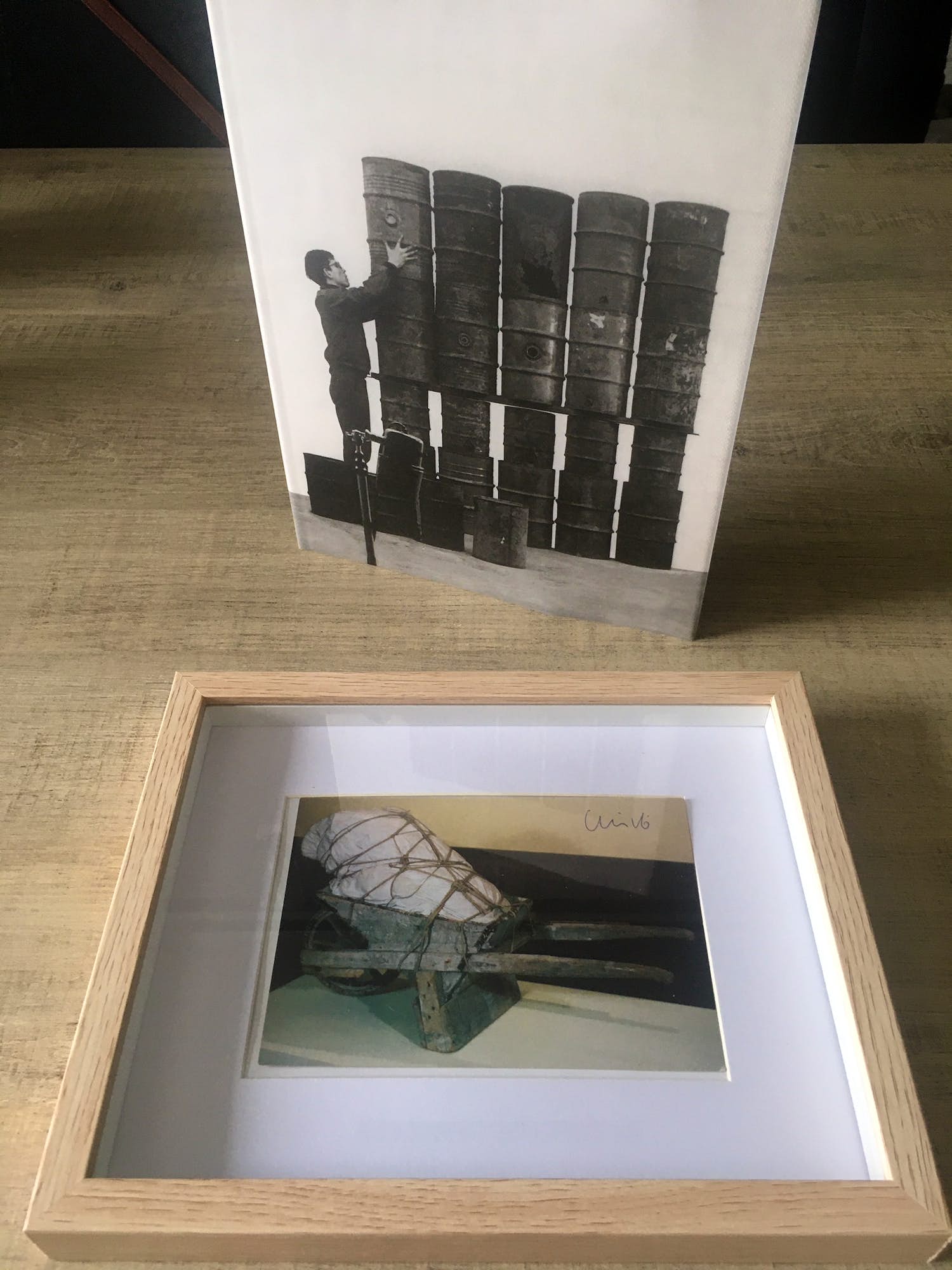 Christo - Wheelbarrow handgesigneerd + Kader + BOEK: THE PARIS SCULPTURES verkocht voor € 100!