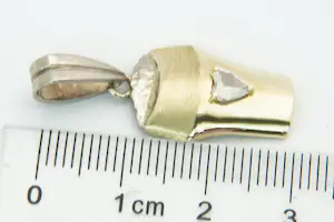 101 - Origineel 14 karaat bi colour Biertje hanger met ca 0.30 crt diamant kopen? Bied vanaf 180!