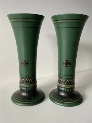 Plateel- en Tegelbakkerij De Distel - 2 Art Deco vazen mat met geometrisch decor ontwerp Bert Nienhuis kopen? Bied vanaf 220!
