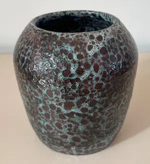 Niet of onleesbaar gesigneerd - Vintage aardewerken vaasje met lichtblauw bruisglazuur kopen? Bied vanaf 1!