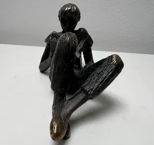 Astrid Veldhuyzen-Koppen - Bronzen sculptuur | Lezende vrouw kopen? Bied vanaf 60!