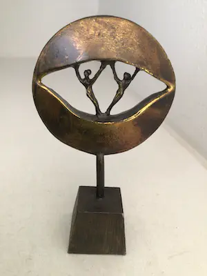 Corry Ammerlaan - Sculptuur “ Oog voor elkaar “ kaufen? Bieten Sie von 1!