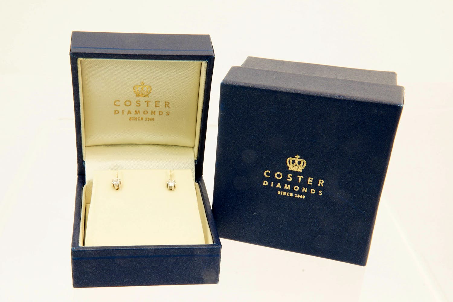 37- Een paar 18krt witgouden oorstekers met diamant ca. 0.10crt briljant. kopen? Bied vanaf 120!