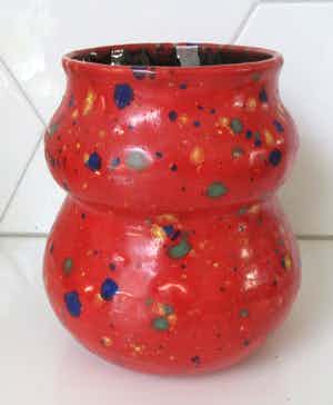 Niet of onleesbaar gesigneerd - Studio keramische rode en gespikkelde vaas verkocht voor € 1!