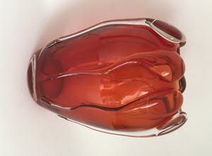 Niet of onleesbaar gesigneerd - Rode vaas met heldere applicaties (sperm?) kopen? Bied vanaf 10!