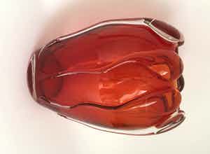 Niet of onleesbaar gesigneerd - Rode vaas met heldere applicaties (sperm?) verkocht voor € 10!