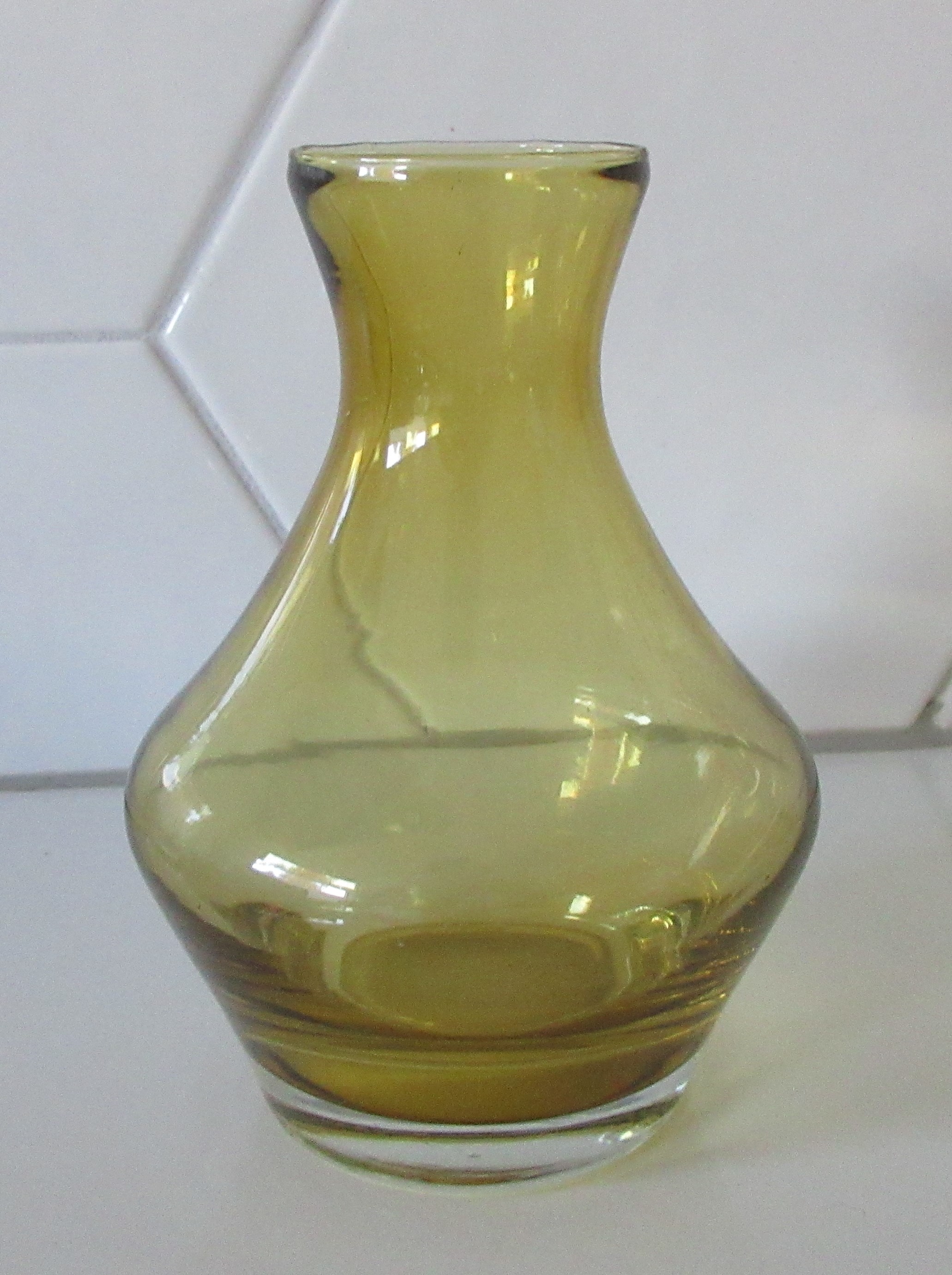 Niet of onleesbaar gesigneerd - Amber dubbelwandig glazen sixties vaasje kopen? Bied vanaf 1!