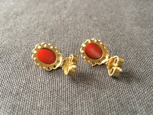 14K Goud - geelgouden oorstekers met cabochon geslepen bloedkoraal kopen? Bied vanaf 35!