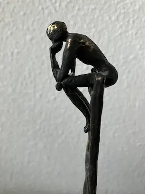 Corry Ammerlaan - Beeld van man op ladder - Titel " DE DENKENDE MENS " kopen? Bied vanaf 45!