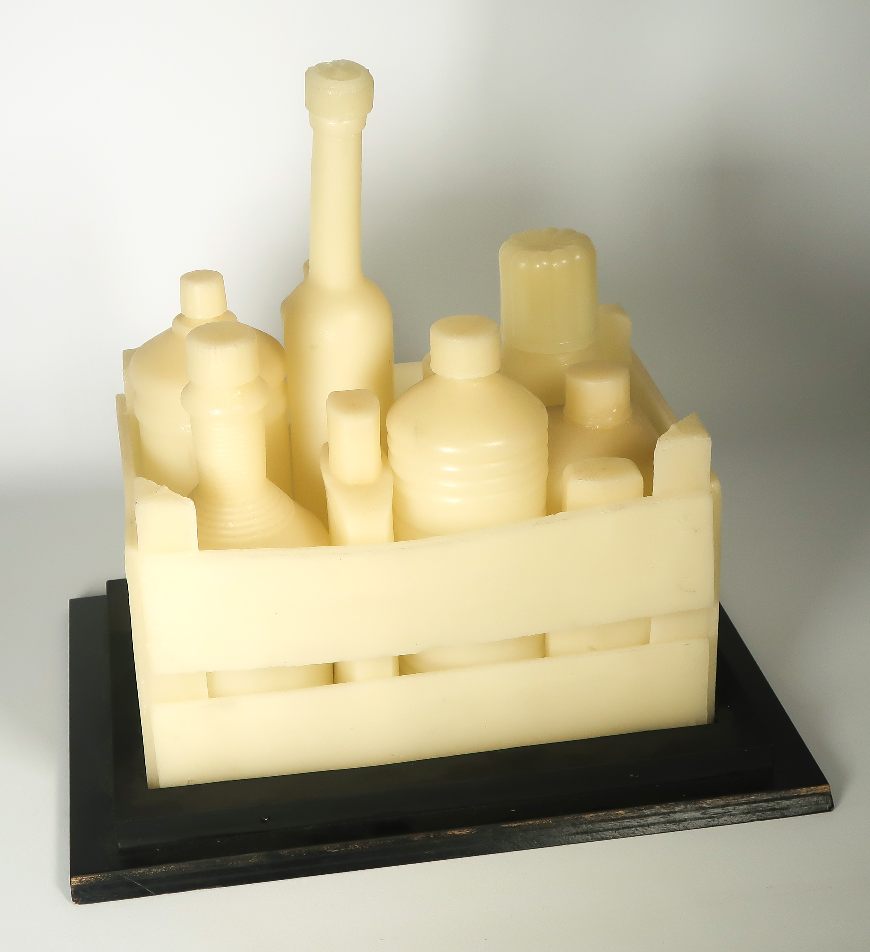 Niet of onleesbaar gesigneerd - Object van hout en gietwas, Kratje met flessen verkocht voor € 1!