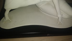 Niet of onleesbaar gesigneerd - Dame zittend op de grond kopen? Bied vanaf 1!