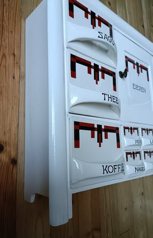 Societe Ceramique - Houten kruidenkast Societe Ceramique Maestricht - zeldzaam ArtDeco motief kopen? Bied vanaf 150!