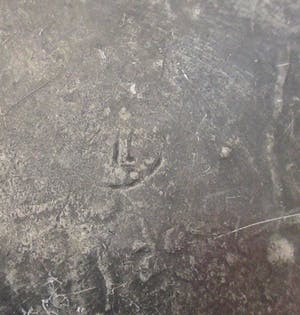 Niet of onleesbaar gesigneerd - Antieke 18e eeuwse tinnen brandewijn of papkom kopen? Bied vanaf 10!