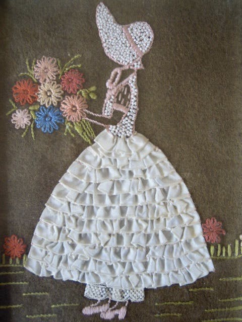 Niet of onleesbaar gesigneerd - 2 Zeer oude Werkjes- kant - stof -garen en kraaltjes-bij kunsthandel gekocht verkocht voor € 1!