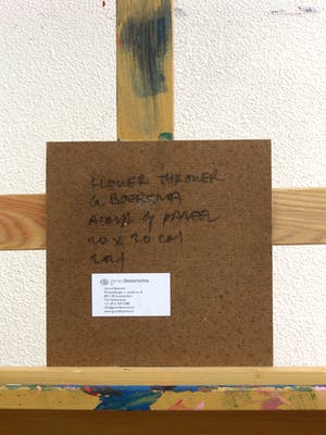 Gerard Boersma - Flower Thrower (Vrouw kijkend naar schilderij van Banksy) kopen? Bied vanaf 75!