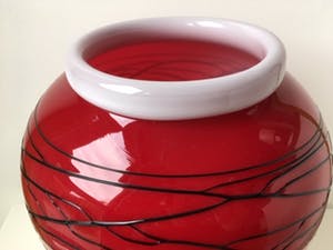 Niet of onleesbaar gesigneerd - Rode glazen vaas met zwart draadglas kopen? Bied vanaf 10!