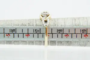 115 - Chique 14krt gouden dames "infinity" ring met in totaal 0.35crt briljant kopen? Bied vanaf 300!