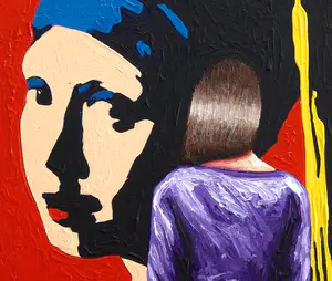 Gerard Boersma - Girl With Pearl Earring (Vrouw kijkend naar pop art portret meisje van Vermeer) kopen? Bied vanaf 75!