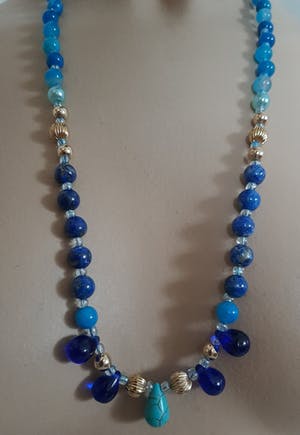 Niet of onleesbaar gesigneerd - Collier van lapis lazuli,blauw agaat,Murano glas druppels en turquoise kopen? Bied vanaf 1!