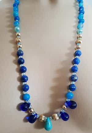 Niet of onleesbaar gesigneerd - Collier van lapis lazuli,blauw agaat,Murano glas druppels en turquoise verkocht voor € 1!