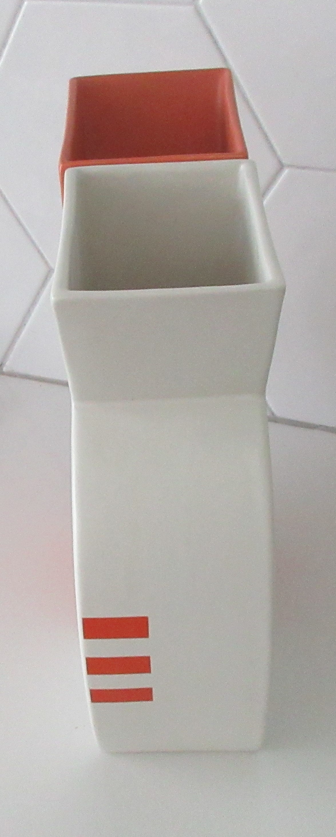 Niet of onleesbaar gesigneerd - Twee eighties platelen design vazen kopen? Bied vanaf 1!