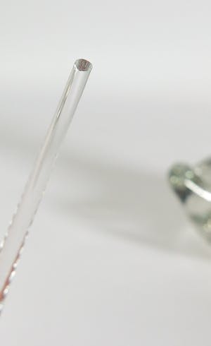 Ireneusz Kizinski - Vrijgevormde helderglazen fles met rood kopen? Bied vanaf 1!