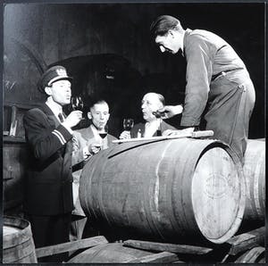 Paul Huf - Foto op dibond, Piloot aan het wijnproeven kopen? Bied vanaf 1!