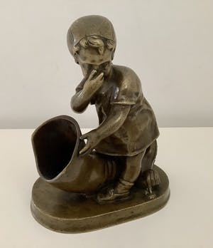 Brons (Onbekend) - Meisje met laars kopen? Bied vanaf 300!