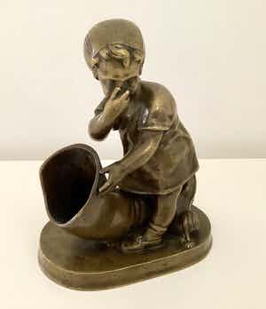 Brons (Onbekend) - Meisje met laars verkocht voor € 300!