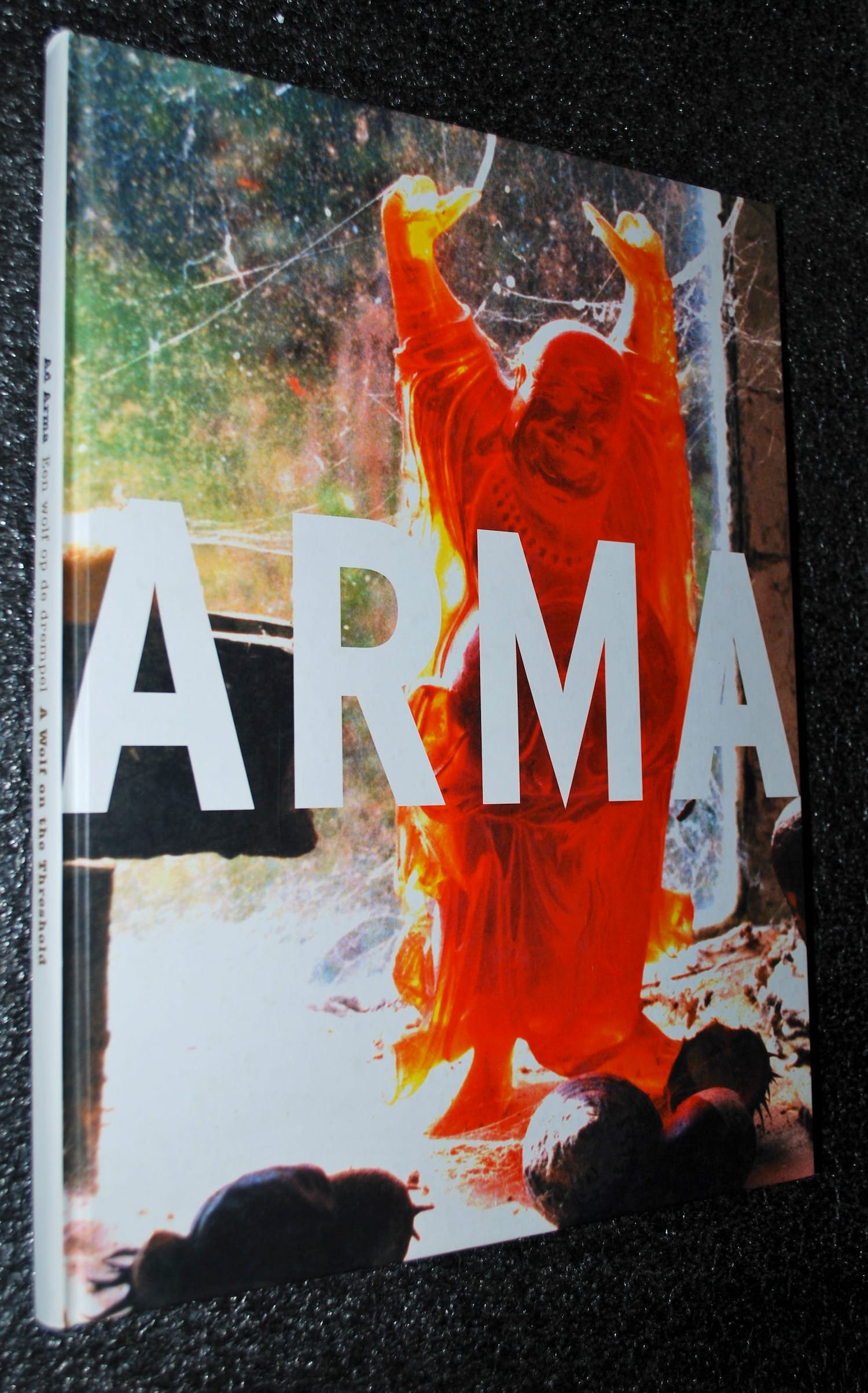 Ad Arma - Een wolf op de drempel - 50 jaar Ad Arma - Gesigneerd met pentekening kopen? Bied vanaf 35!