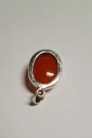 Nieuw zilveren hanger van 925 zilver, gezet met echte edelsteen: carneool. kopen? Bied vanaf 60!
