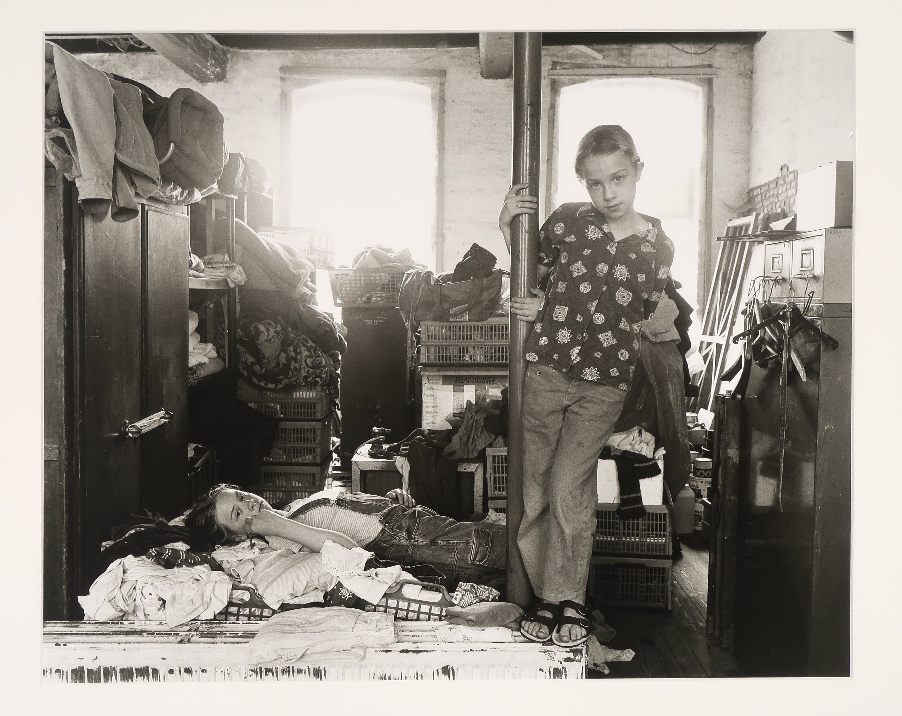 Annie van Gemert - Foto, Kinderen en wasgoed - Ingelijst kopen? Bied vanaf 1!