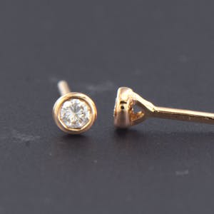 18K Goud - Rosé gouden oorknoppen bezet met 0.12 ct diamant kopen? Bied vanaf 170!
