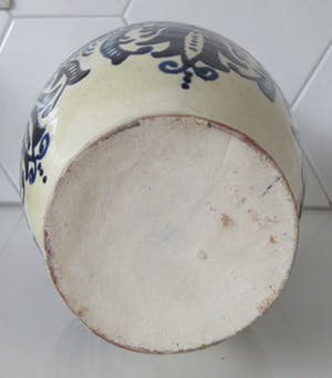 Niet of onleesbaar gesigneerd - Blauwe witte Volksaardewerken vaas voorzien van slibglazuur kopen? Bied vanaf 1!