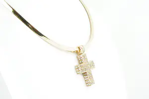 50 - Fraai 14 krt  gouden "Omega" choker en diamant (bijna 4crt!)  kruishanger kopen? Bied vanaf 2200!