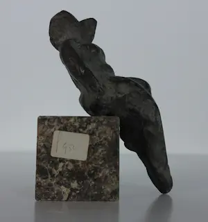 Lia van Vugt - Vrouwelijk brons figuur zittend op steen kopen? Bied vanaf 80!